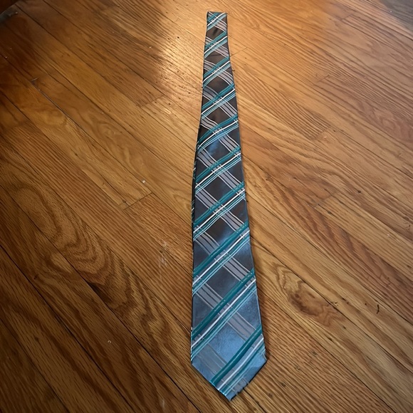 George Tie with Green-Silver-Gray Pattern in 100% Silk - Picture 2 of 2